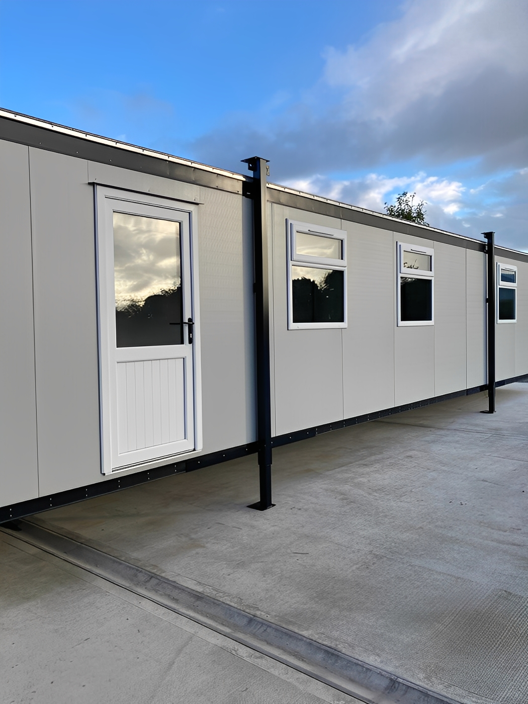 40Ft-x-10Ft-Jackleg-Office-Cabin3 - Royal Containers Trailer Suppliers 40Ft x 10Ft Jackleg Office Cabin